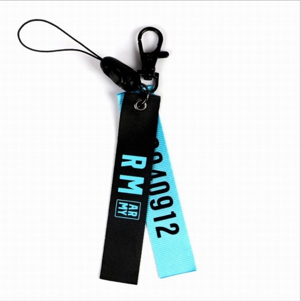 BTS ���������� RM��˫ɫ����Կ�׿۹Ҽ� 10X2CM 5������ ��ǰ3��Ԥ��