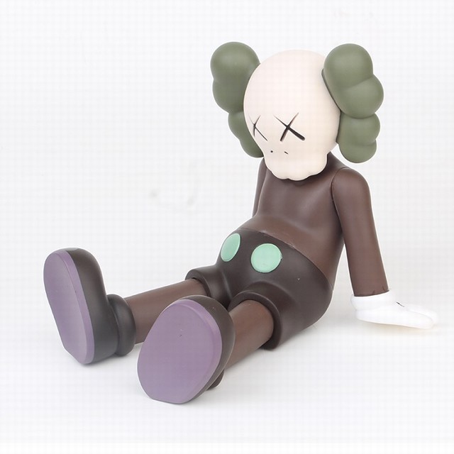 ����KAWS-A����ɫ ��װ�ְ�ڼ�ģ�� 14CM 0.19KG һ��70��