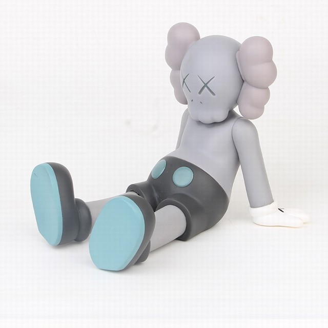 ����KAWS-B���ɫ ��װ�ְ�ڼ�ģ�� 14CM 0.19KG һ��70��
